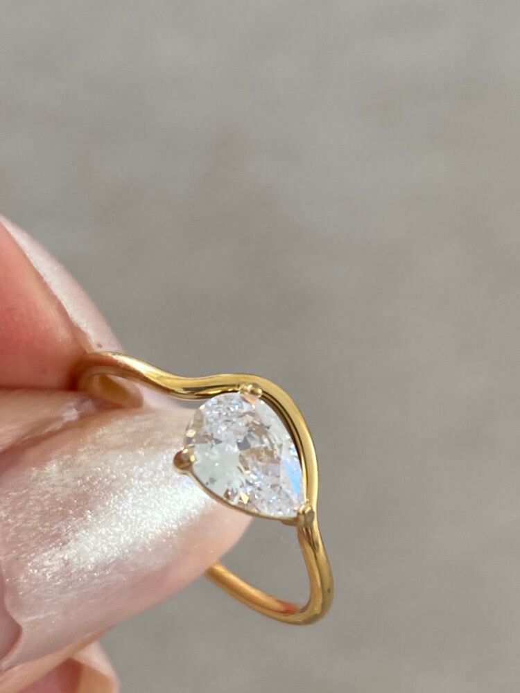 ✨ Pear-Cut Zircon Ring ✨ Dainty Luxury Glow ✨  Meet the ring that looks straight out of a fine jewellery boutique. This elegant size 6 pear-cut zircon ring is crafted from 18K gold-filled stainless steel, delivering intense shine and a truly luxurious fin