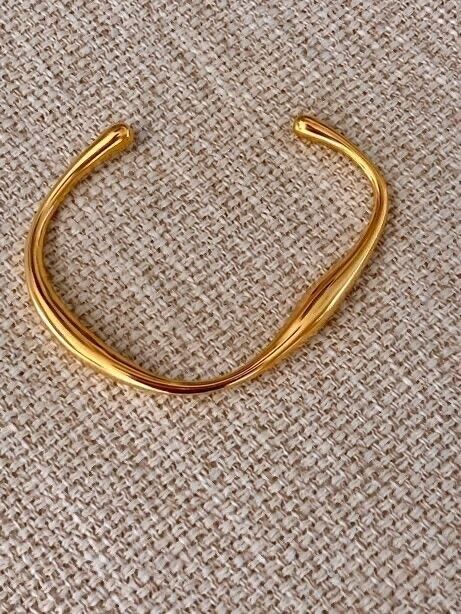 ✨ Unique Wave-Shape 18K Gold-Filled Bracelet – Beach-Ready & Waterproof ✨  Add a twist to your style with this wave-shaped 18K gold-filled bracelet! Designed to stand out, its unique shape brings an eye-catching, modern vibe to any outfit. Waterproof, tar