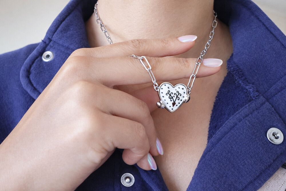 ✨ Silver Heart Pendant Necklace – Stainless Steel ✨  A delicate yet expressive piece with a soft romantic edge ✨ This necklace features a structured silver chain paired with a white enamel heart pendant, detailed with black ornamental patterns for a subtl
