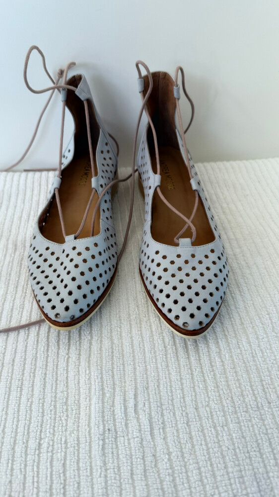 Brand New Andrea Moore Cherry Blossom Soft Dove Leather Lace-Up Flats – Size 36 – Cut-Out Detailing