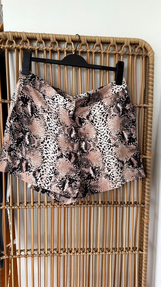 New Decjuba Snake Print Tailored Shorts – Size L – Polyester Blend