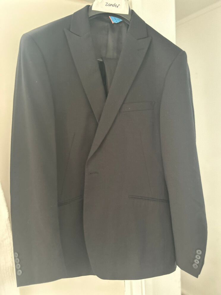 Hallensteins Black Suit