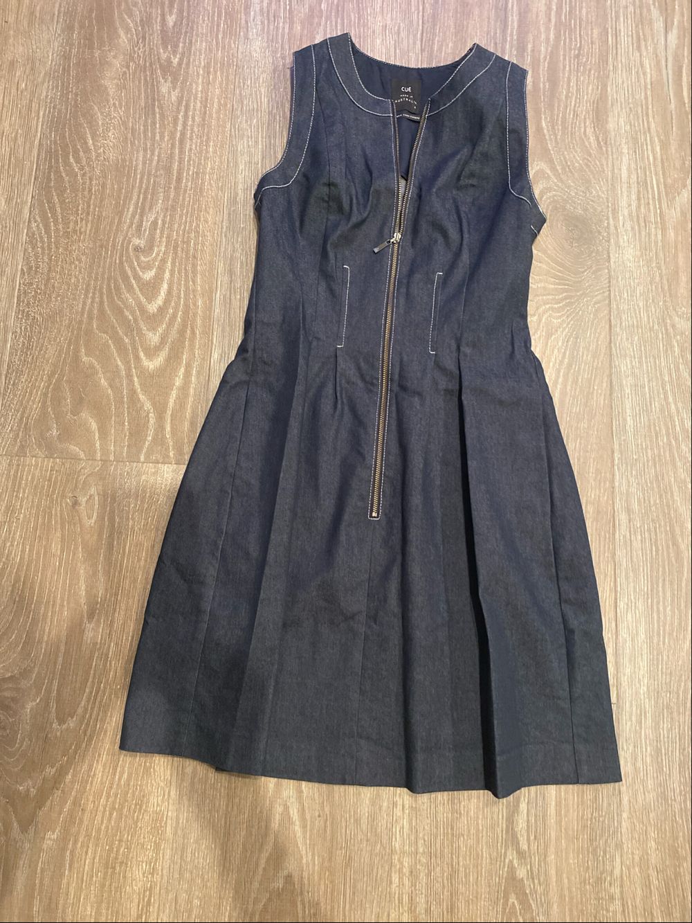 Cue - Cue denim Dress Size 6 on Designer Wardrobe Cue - Cue denim Dress Size 6 on Designer Wardrobe