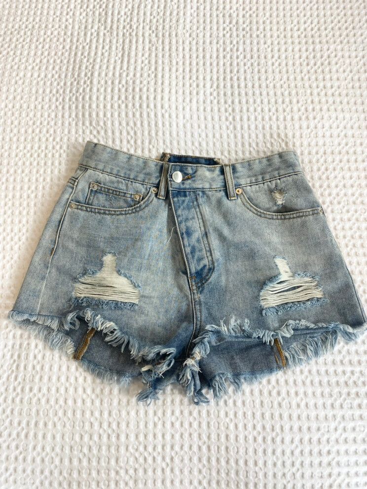 low rise-mid waisted shorts