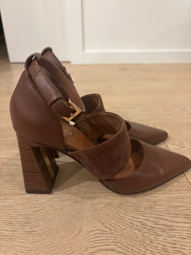 Mi Piaci Brown Heels