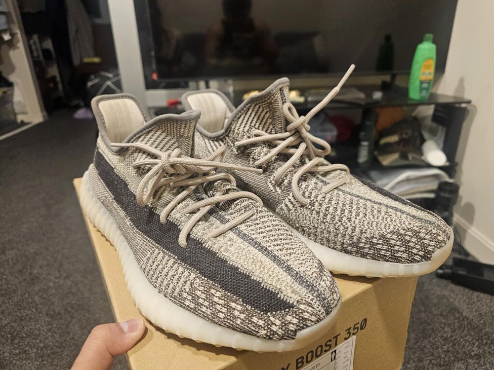 YEEZY US 10
