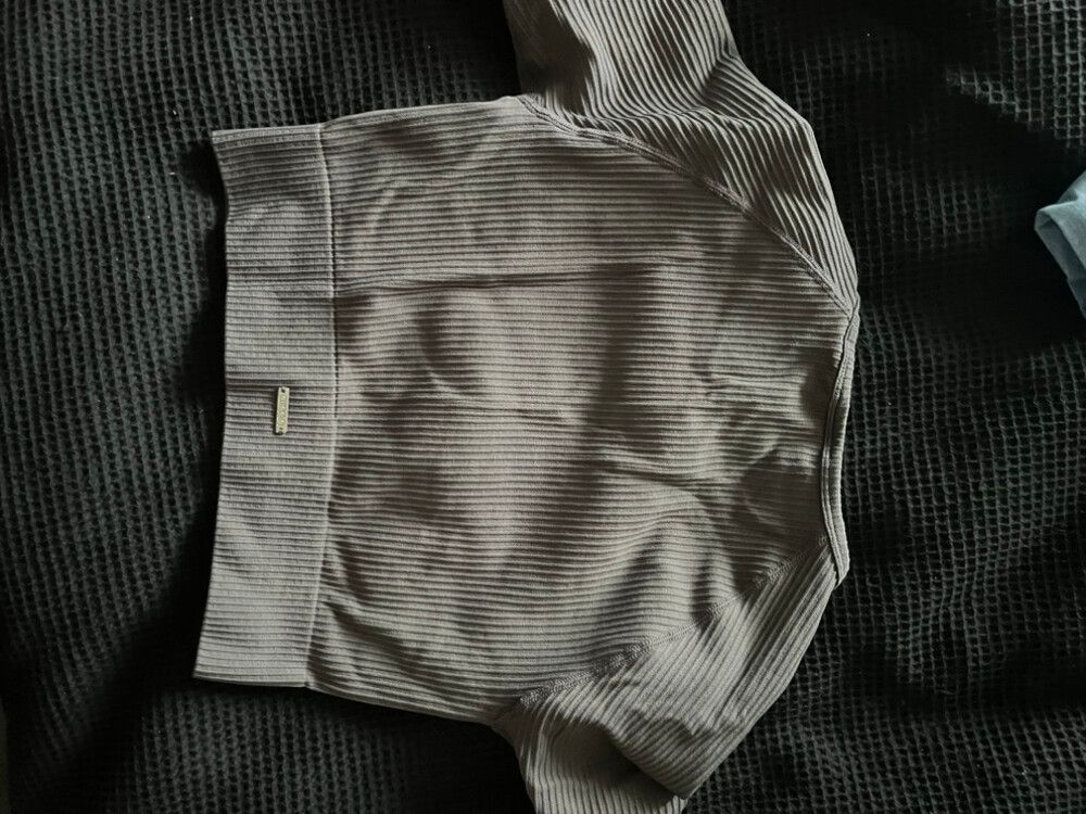 long sleeve cropped gym top