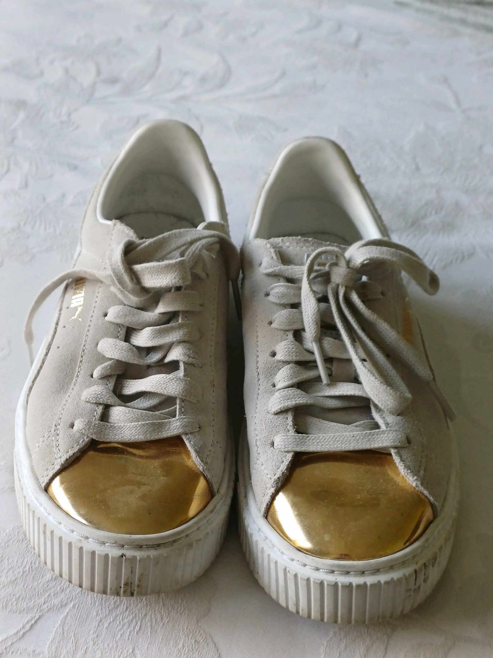 Vintage Puma Sneakers w gold toe. size 37.5