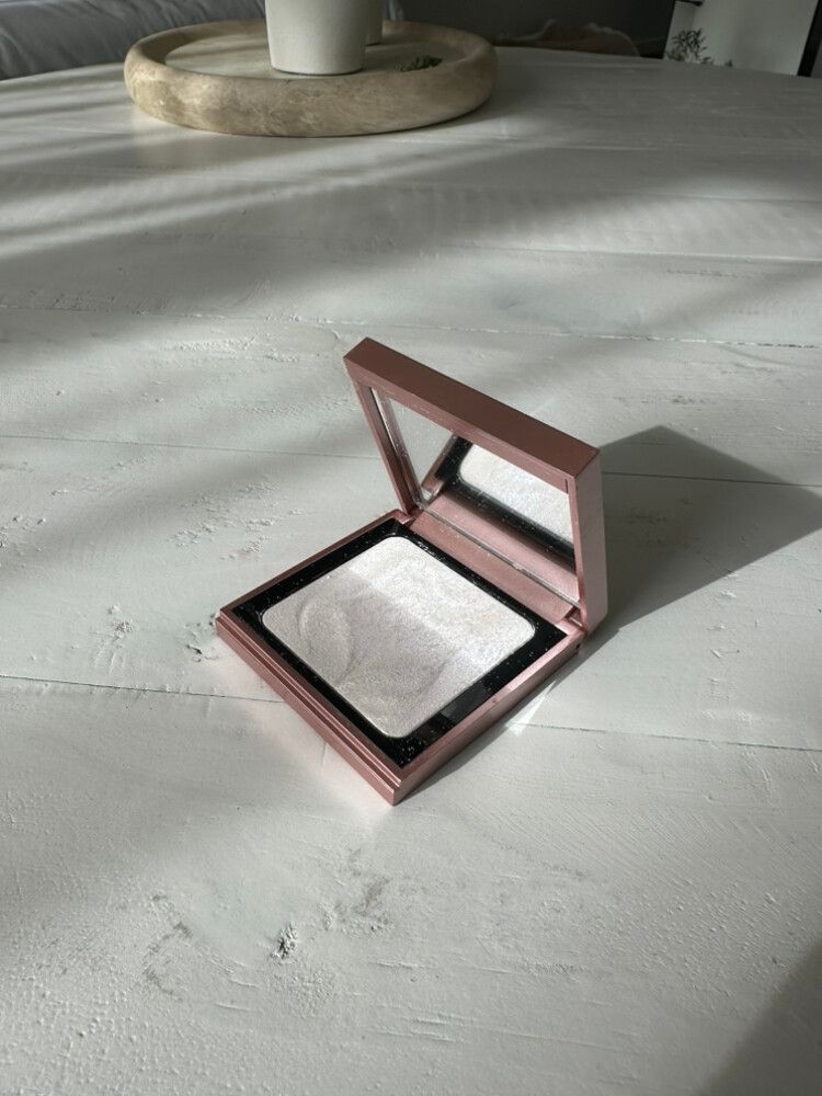 Bobbi Brown Petal Glow Highlighting Powder