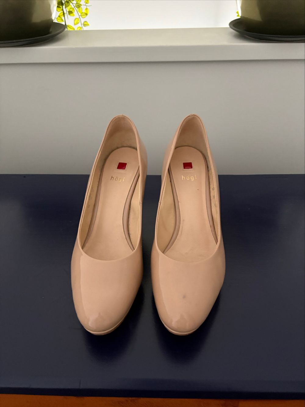 Högl Beige Patent Pumps