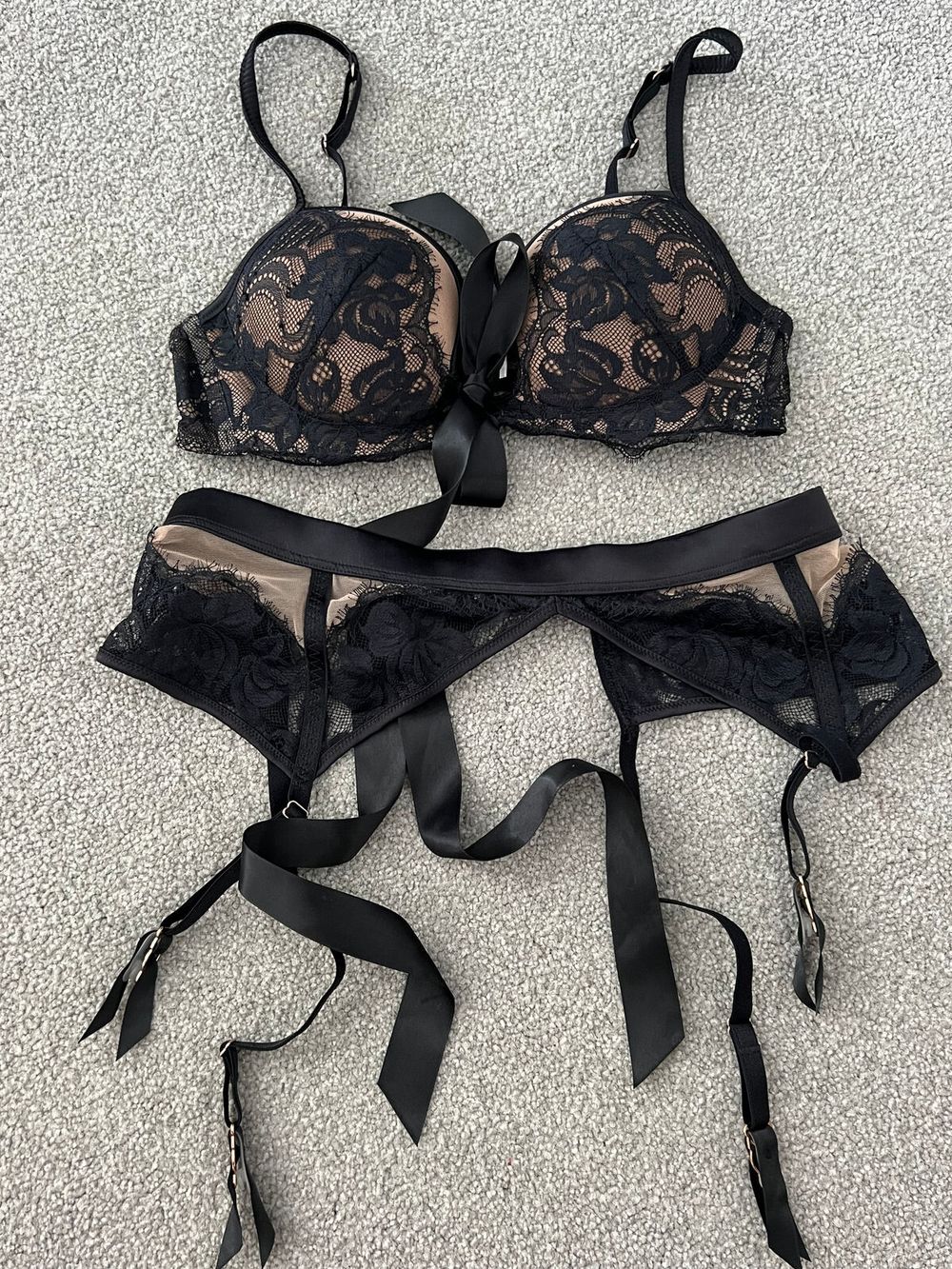 Intimissimi Black Bra and Suspender Belt Lingerie Set