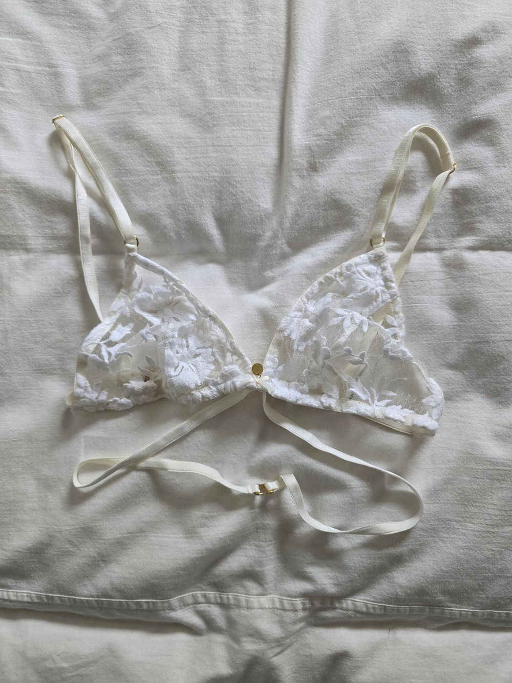 Gooseberry Intimates Soft White Sheer Embroidered Lace Bralette – Size M