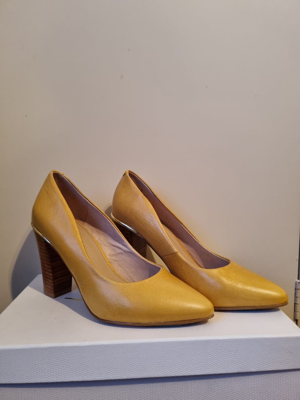 Isabella Anselmi Yellow Leather Heels