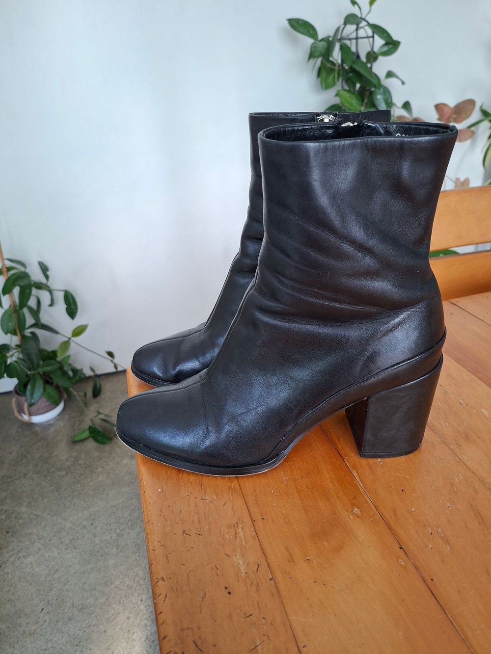 Mi Piaci Black Leather Ankle Boots