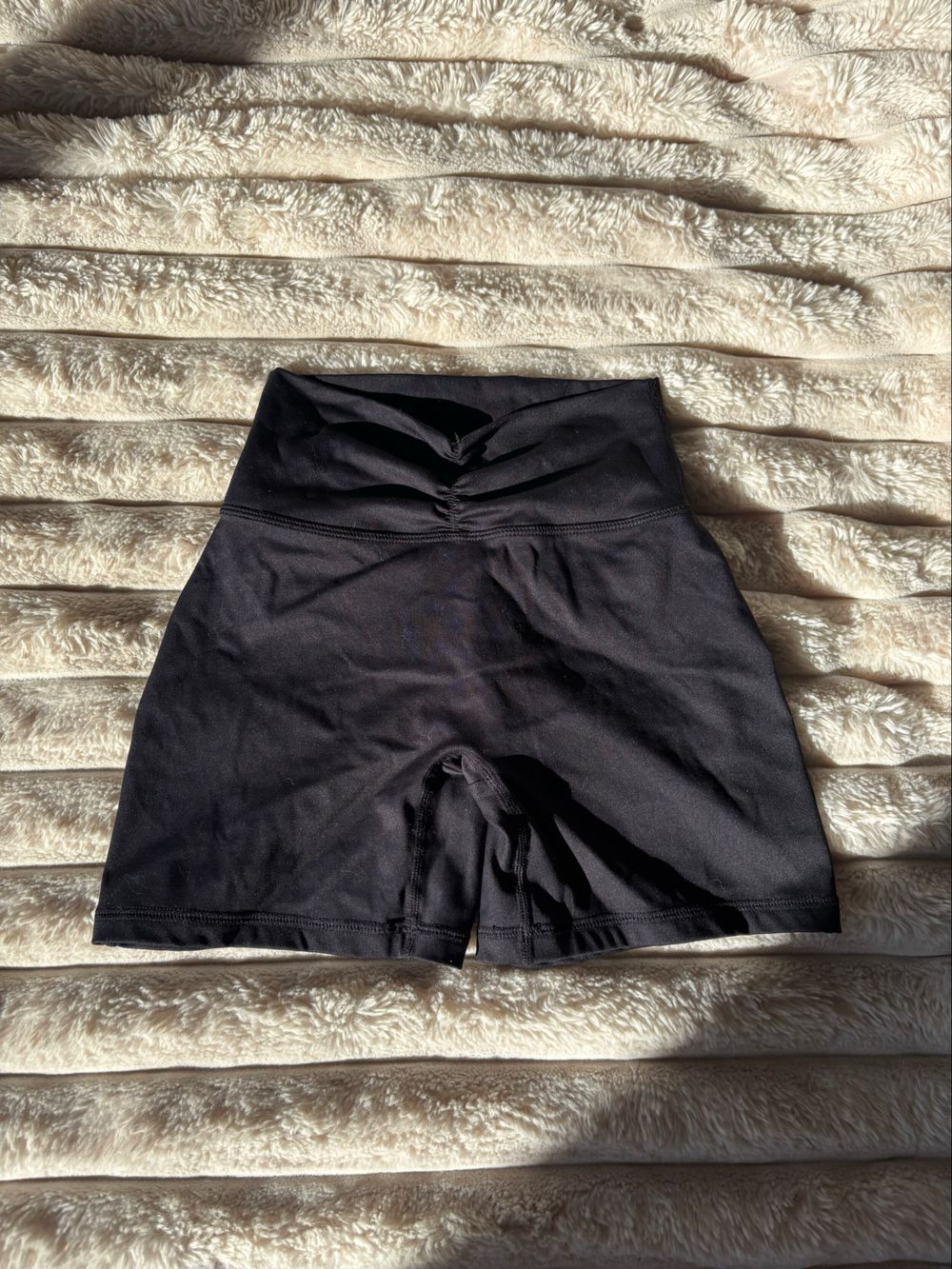 swt active black scrunch shorts