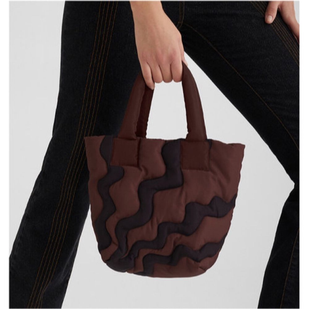 Paloma Wool Kanagawa unique asymmetrical quilted padded handbag minimalist quiet luxury stealth wealth dark academia old money normcore norm classic timeless sustainable eco