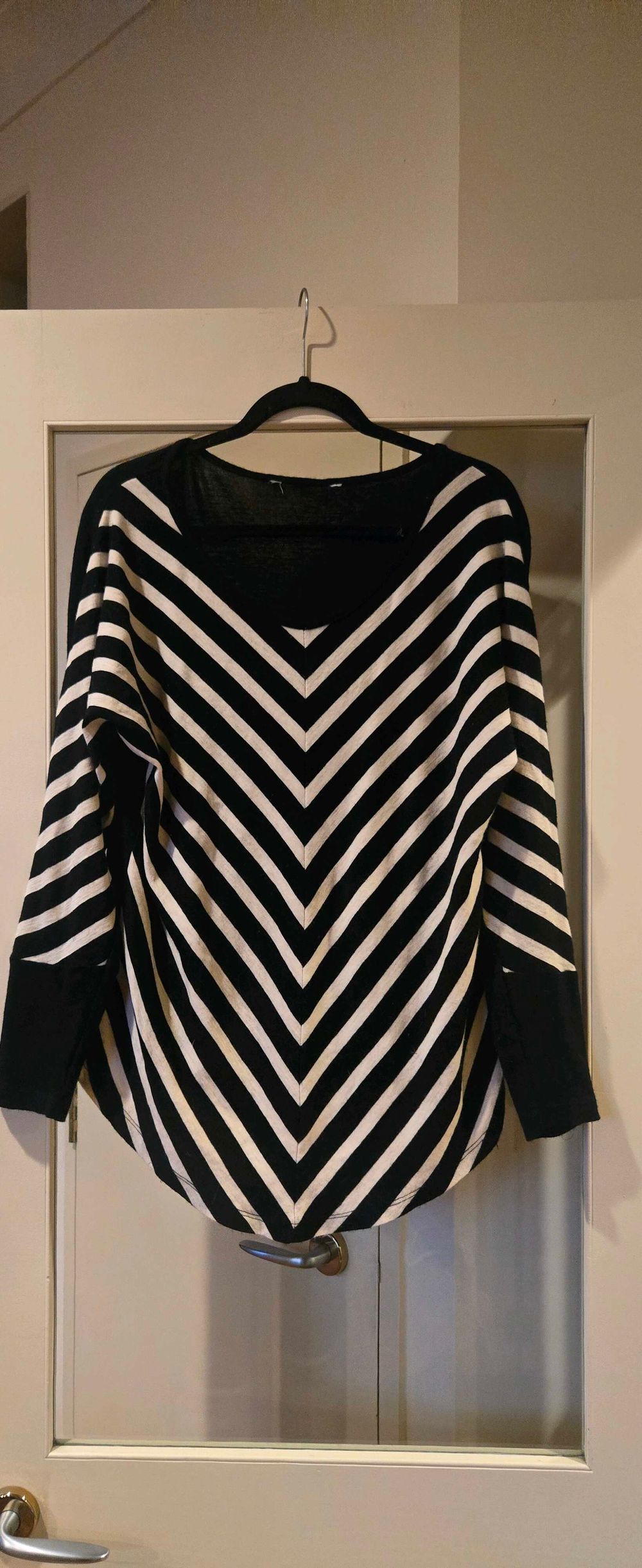 Merino knit XL with black and white chevron pattern