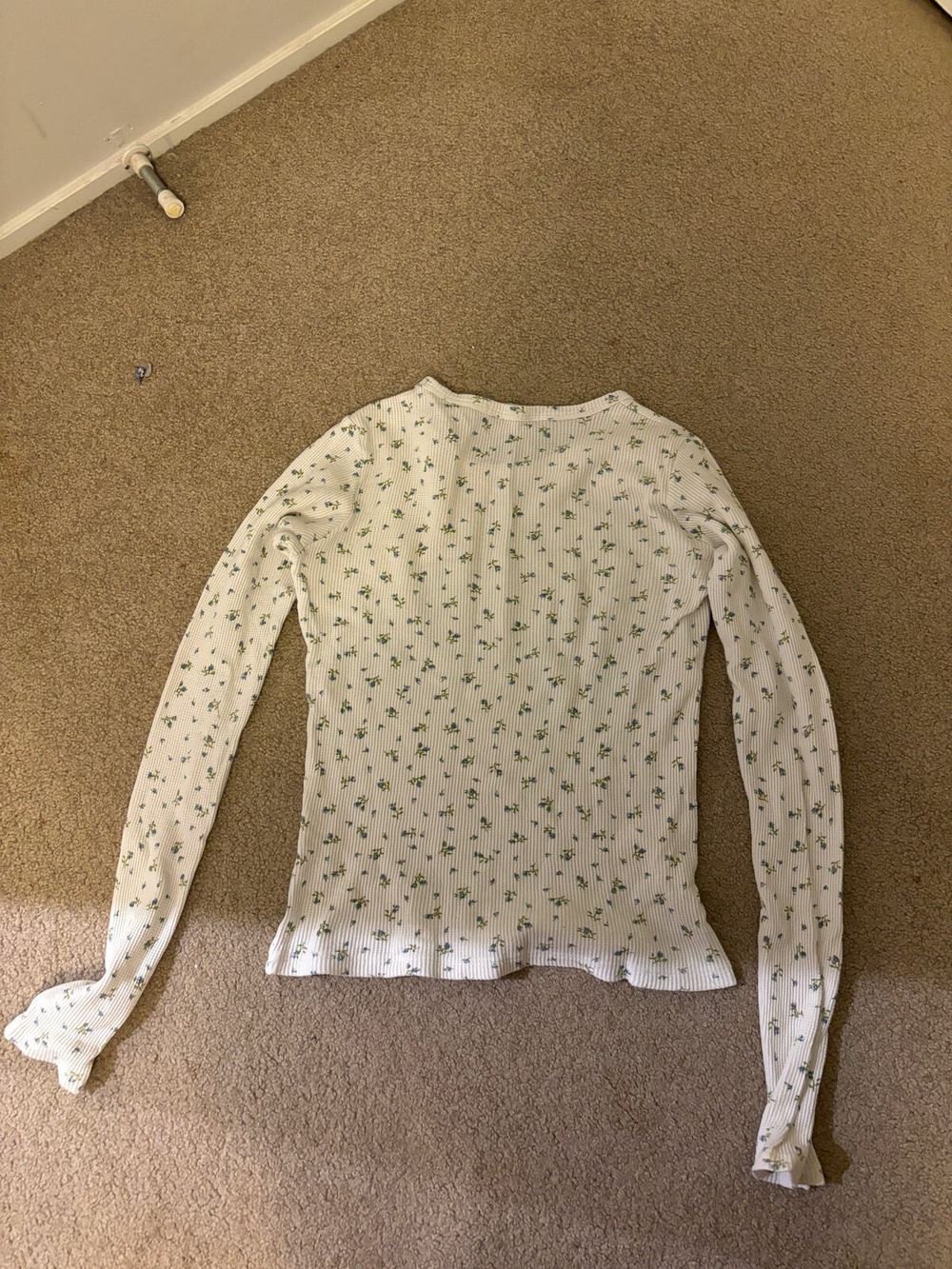 Brandy Melville - Brandy Melville Tori Floral Thermal Long Sleeve on  Designer Wardrobe