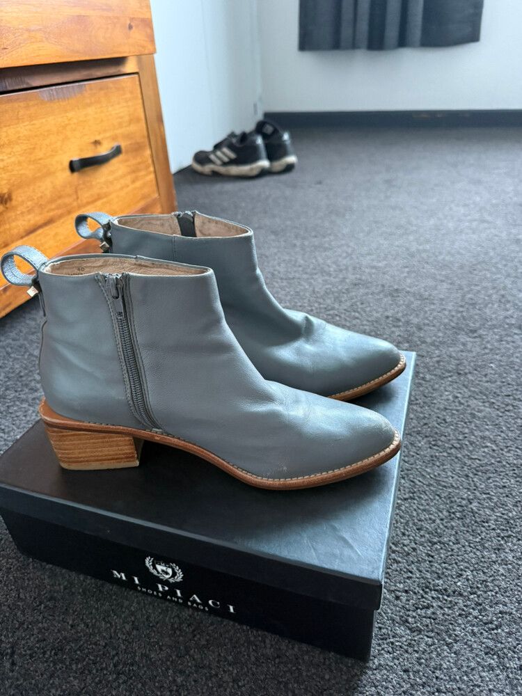 Mi Piaci Grey Boots