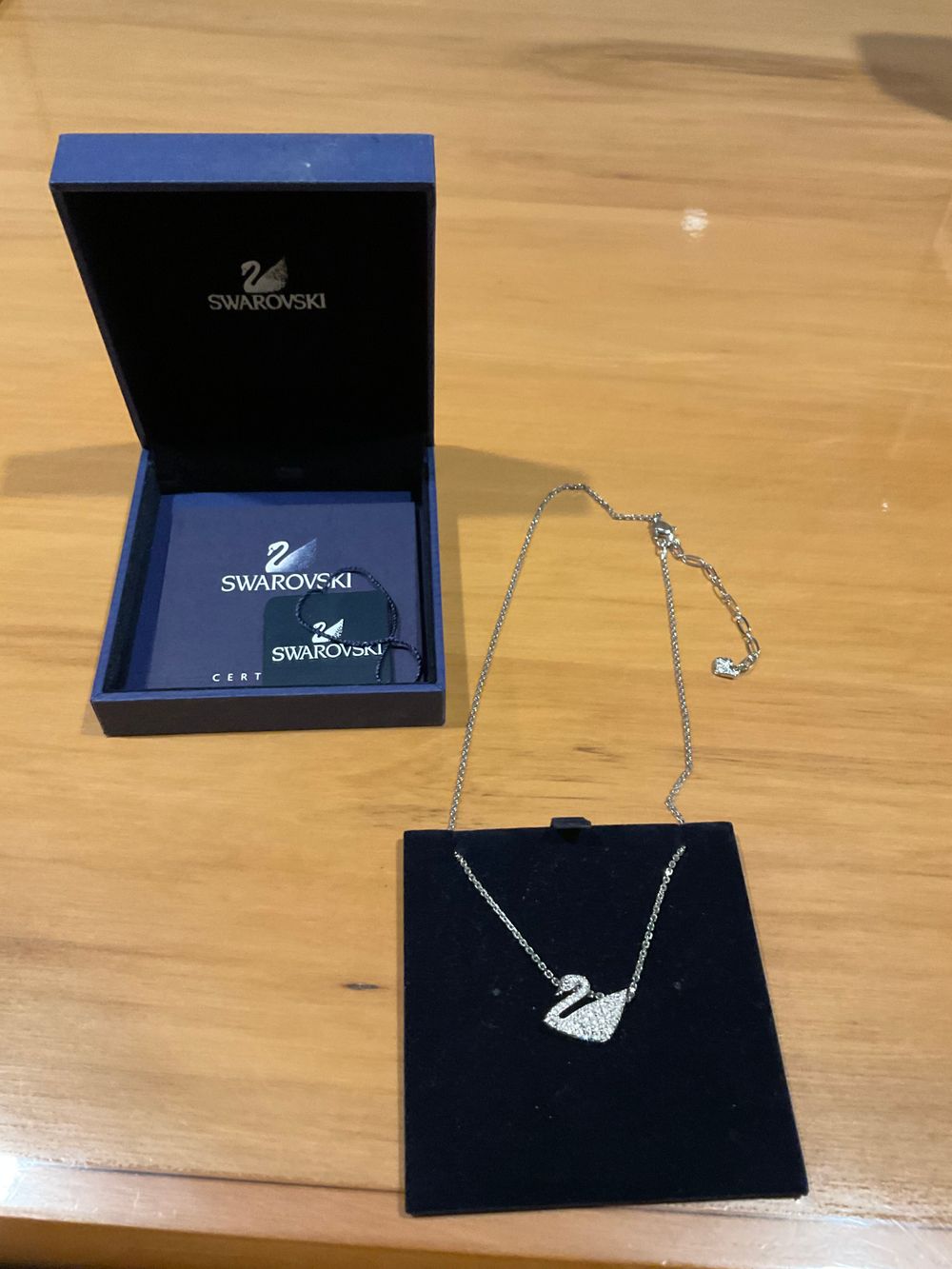 Stunning Swarovski swan necklace
