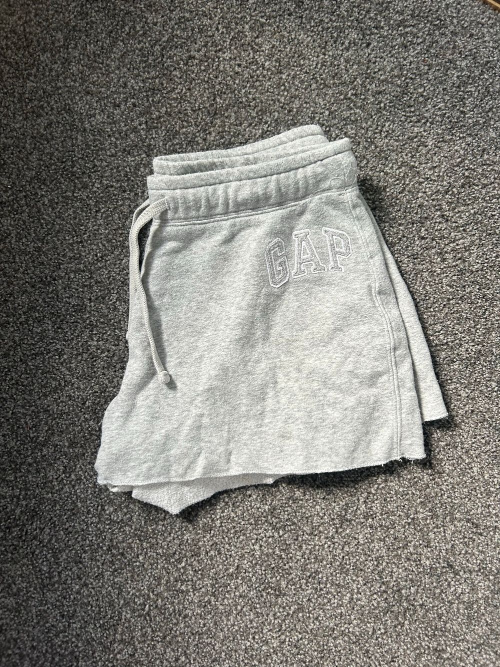 GAP sweatshorts