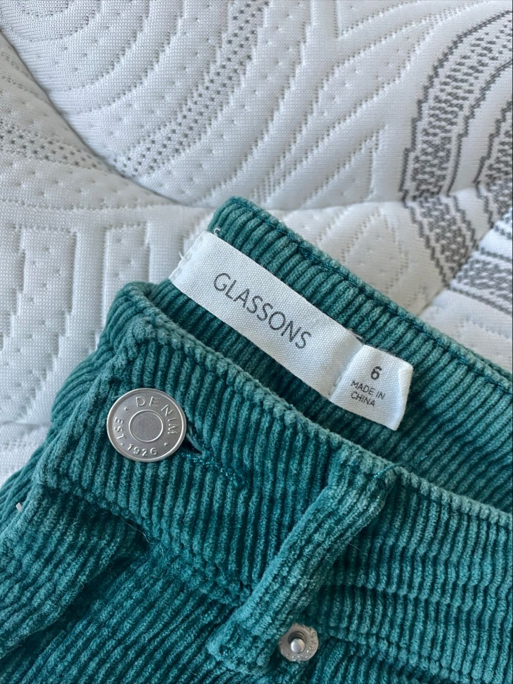 Green cords, straight highrise