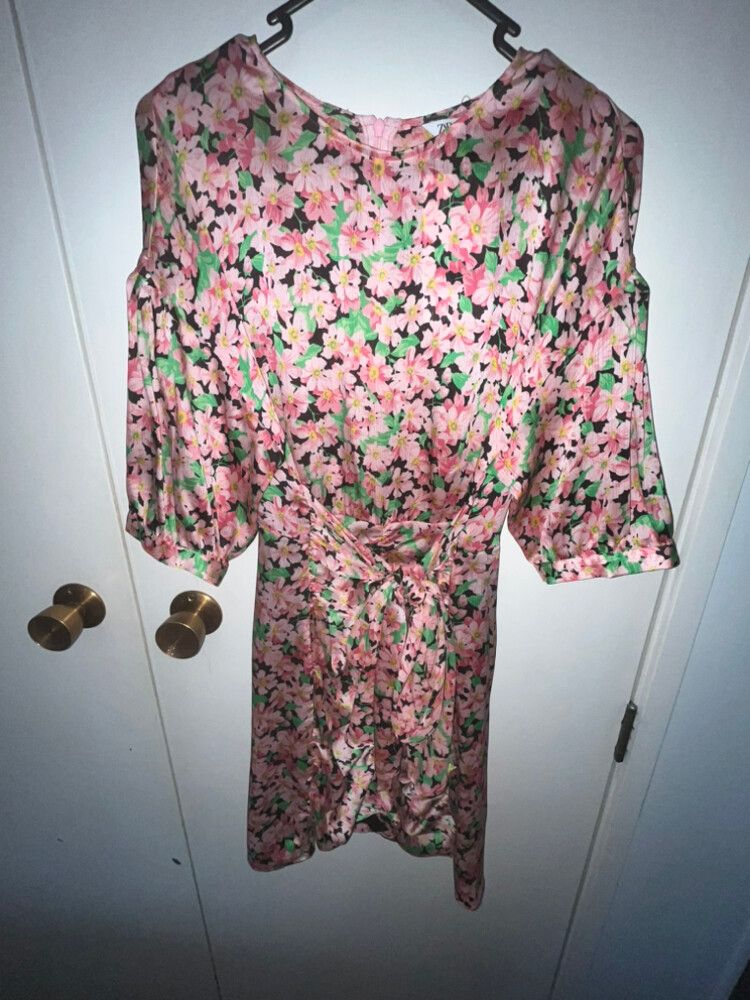https://designerwardrobe.com.au/listings/1949828/pink-flower-dress