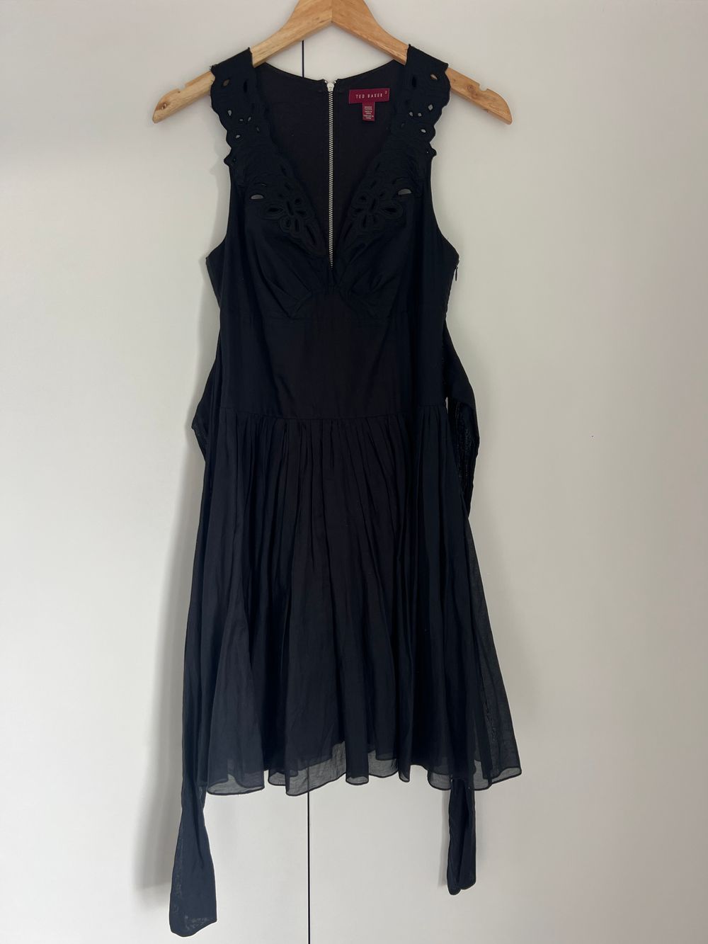 green emerald velvet dress Black | Sleeveless Lace Applique Midi Dress