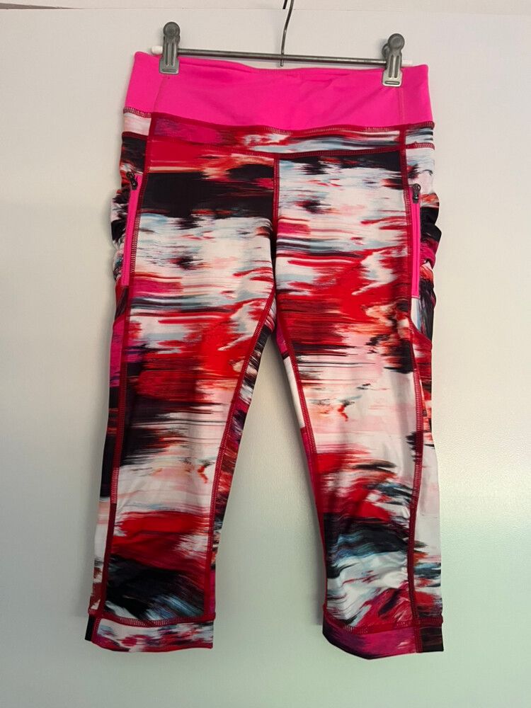 Lulu size 4 Cropped Running Tight with pockets