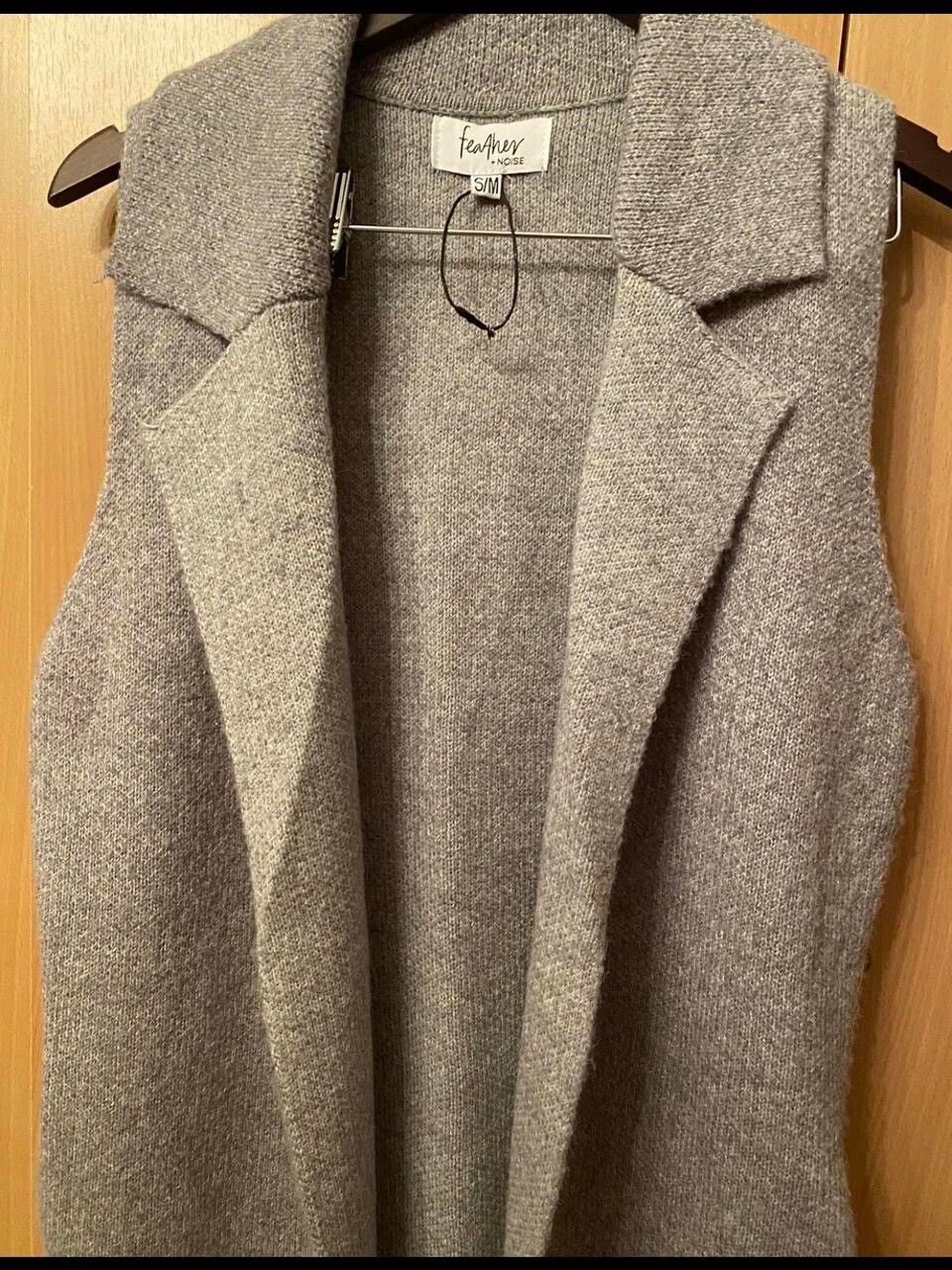 Feather and noise knit long vest