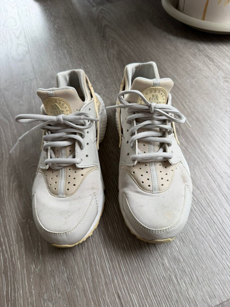 Nike Cream/Mint Sneakers