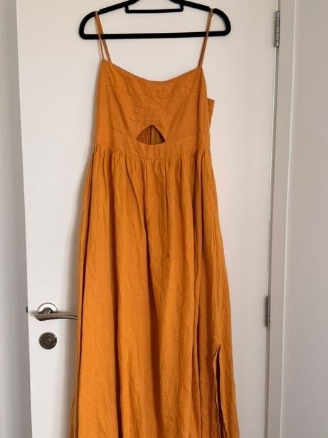 dissh orange dress New Season Linens This is the Malik tangerine linen midi dress. Designed with our signature ruching and exaggerated puff sleeves you know and love. Made from 100% linen.
