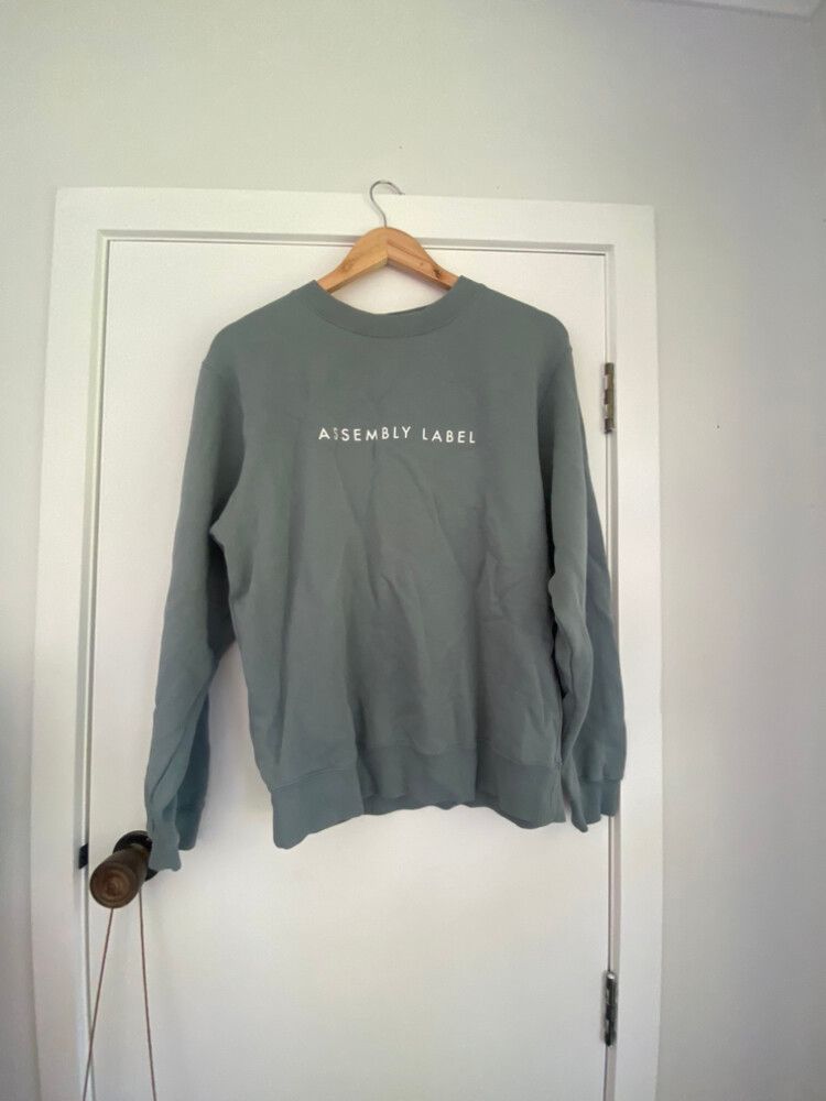 Assembly label crew neck