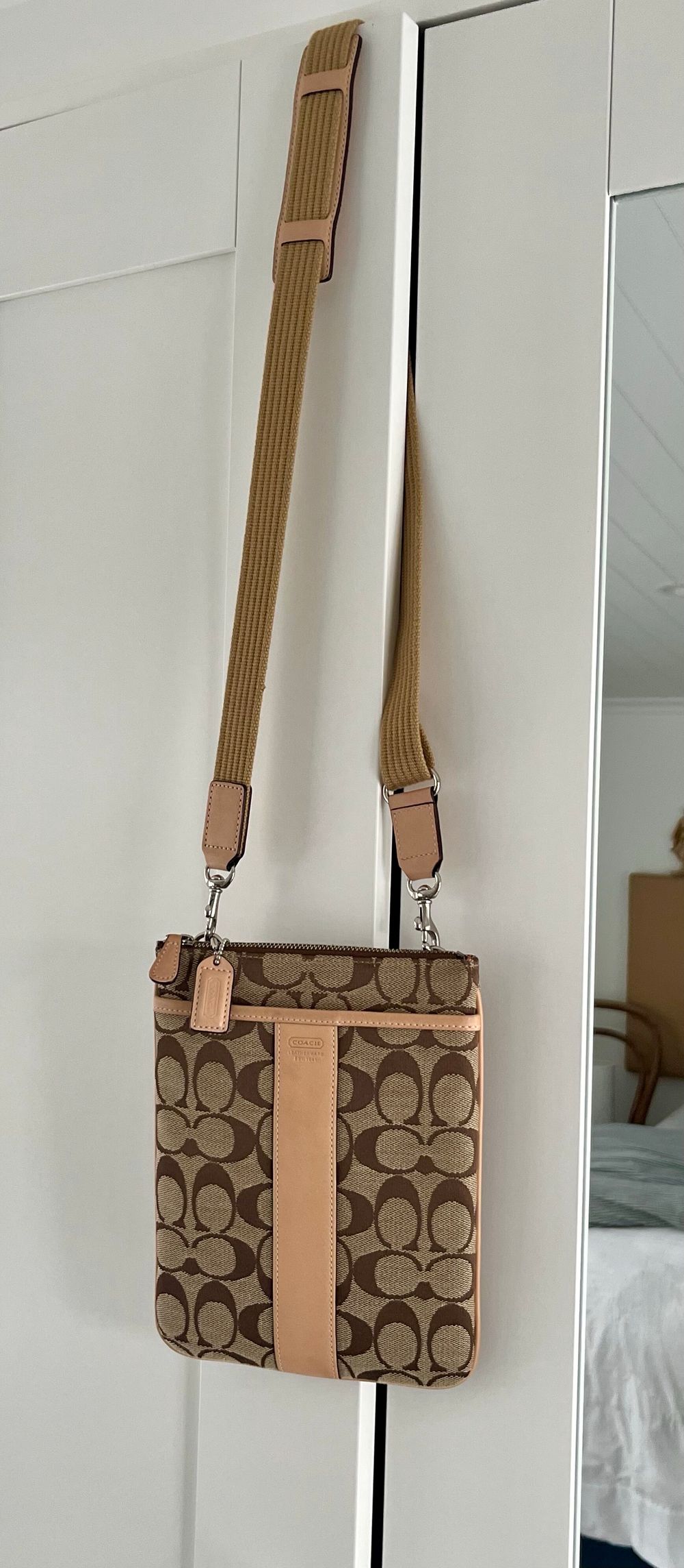 Coach Signature Swingpack Crossbody – Khaki & Mahogany