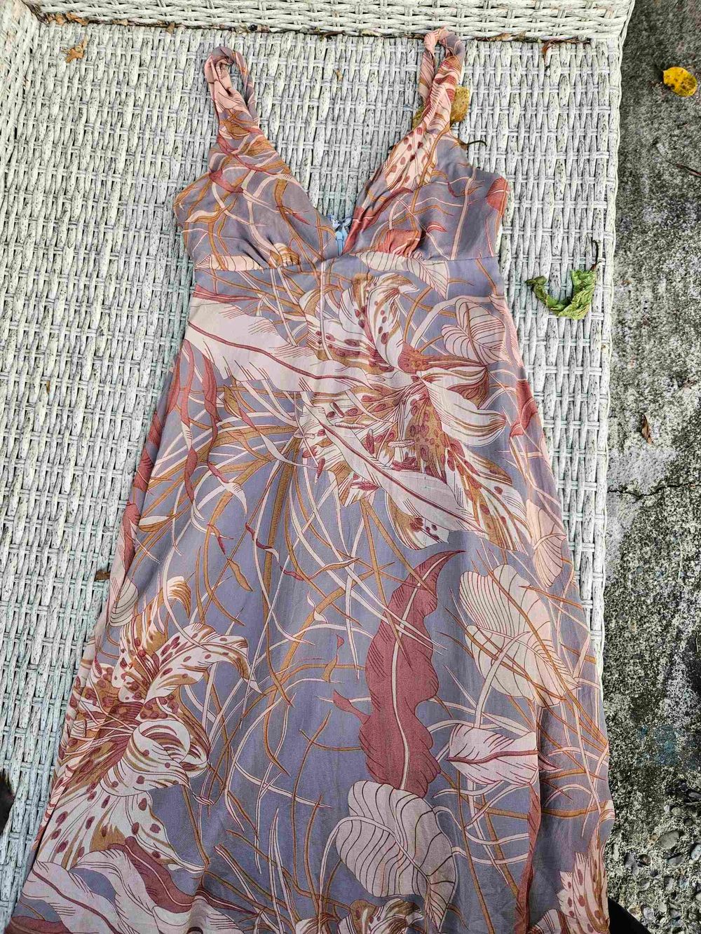 karen walker silk dress Crafted from organic cotton seersucker in the Wild Flowers print, the Florence Dress combines a flattering silhouette with practical details, beautiful for any summer outing