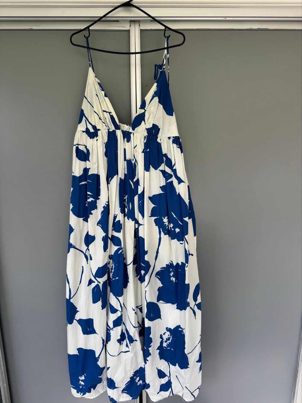 Caitlin Crisp White and Blue Floral Midi Dress