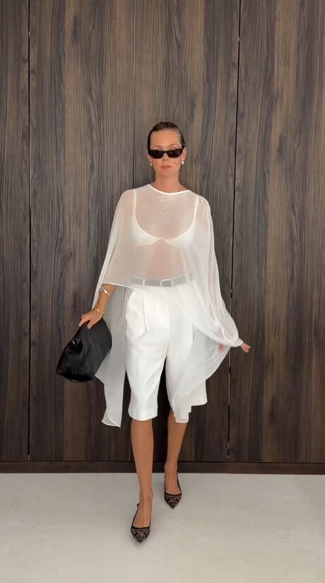 Viktoria & Woods Holliday Cape