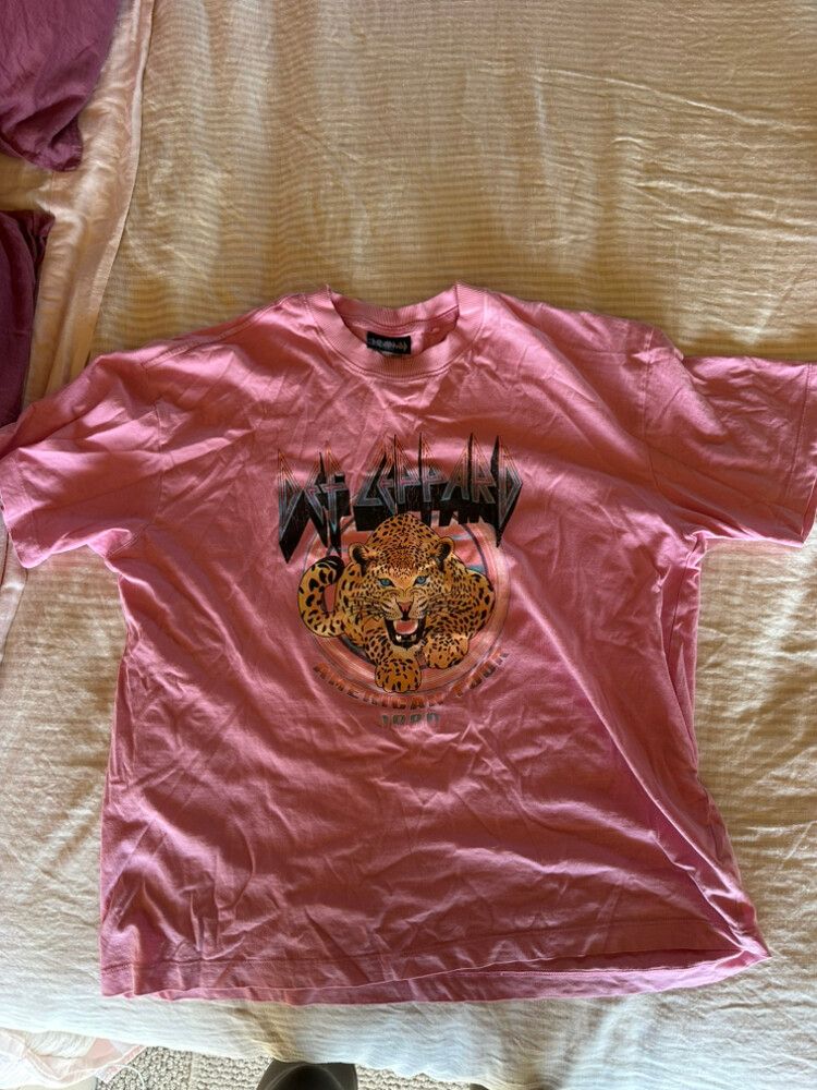 Cotton on / Def Leppard Pink Graphic Tee