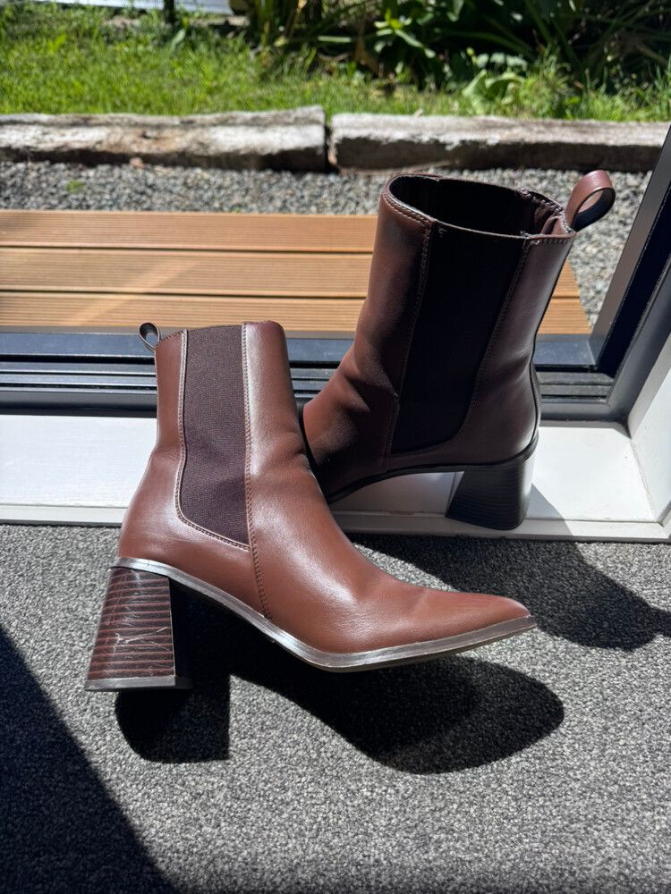 Novo Brown Chelsea Heeled Boots