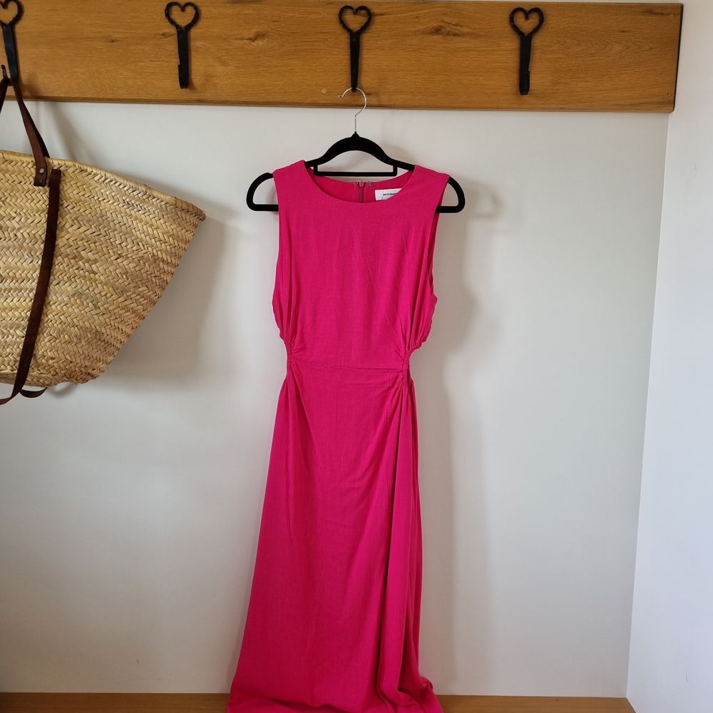 Whyte Valentyne - Whyte Valentyne Linen Blend Cut Out Midi Dress - Pink on  Designer Wardrobe