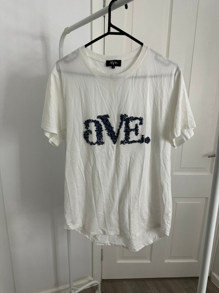 AVE White T-shirt - Size Small