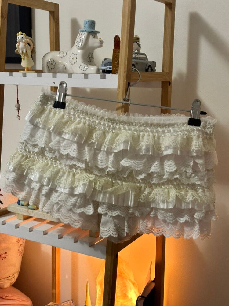 Low rise white ruffle short