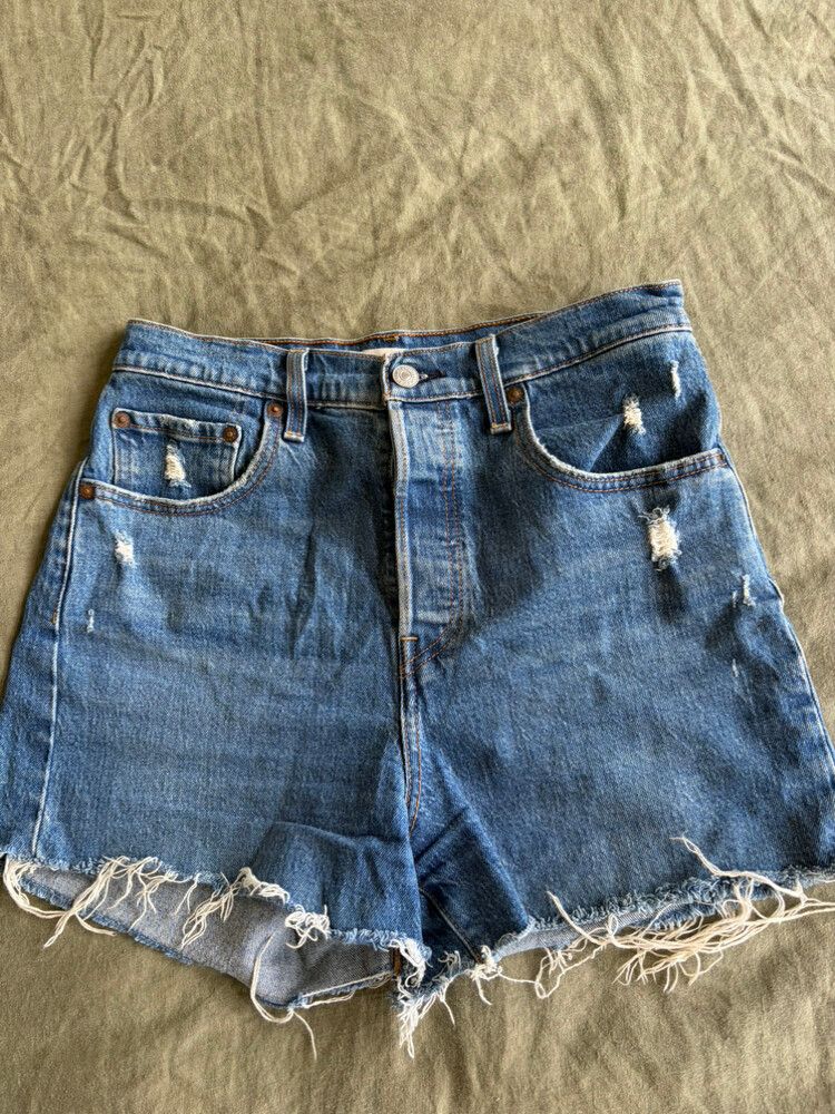Levi’s Ribcage Shorts