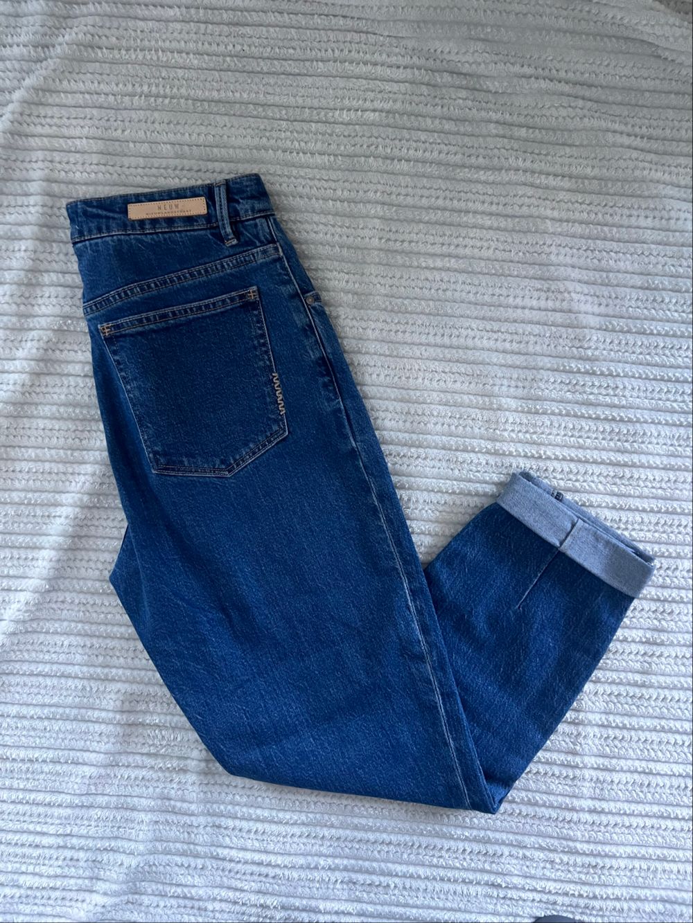 Premium NEUW Lola Mom Jeans Blue Super High Rise Crop - Size 8 / 26 RRP $209  Elevate your everyday wardrobe with these gorgeous Neuw Denim Lola Mom Jeans! Universally loved for their incredibly flattering silhouette, this style features a super high-rise