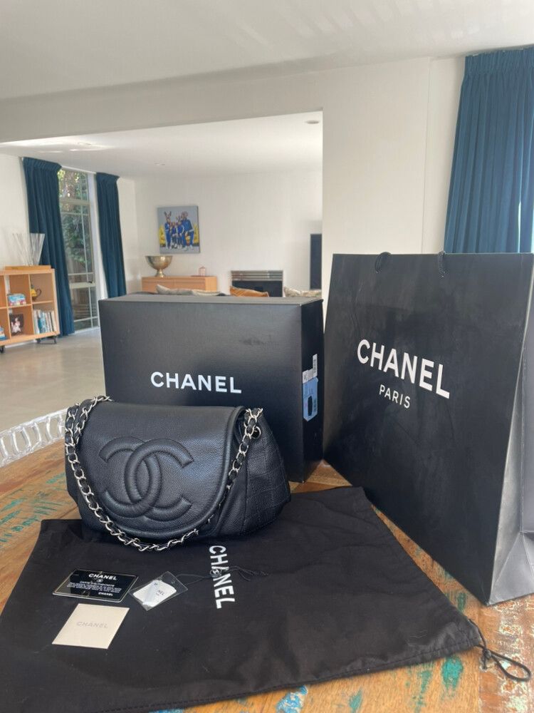 Authentic Chanel Classic Black Handbag – Timeless Elegance!