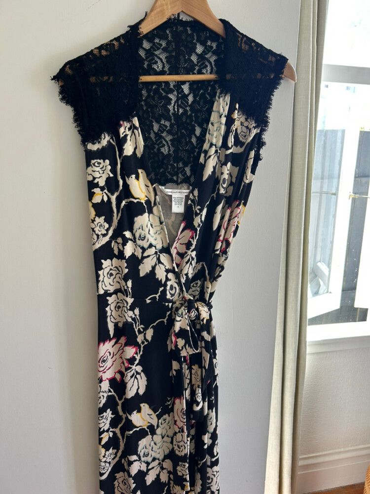 Diane von Furstenberg DVF - Diane Von Furstenberg Lace Wrap Dress on  Designer Wardrobe