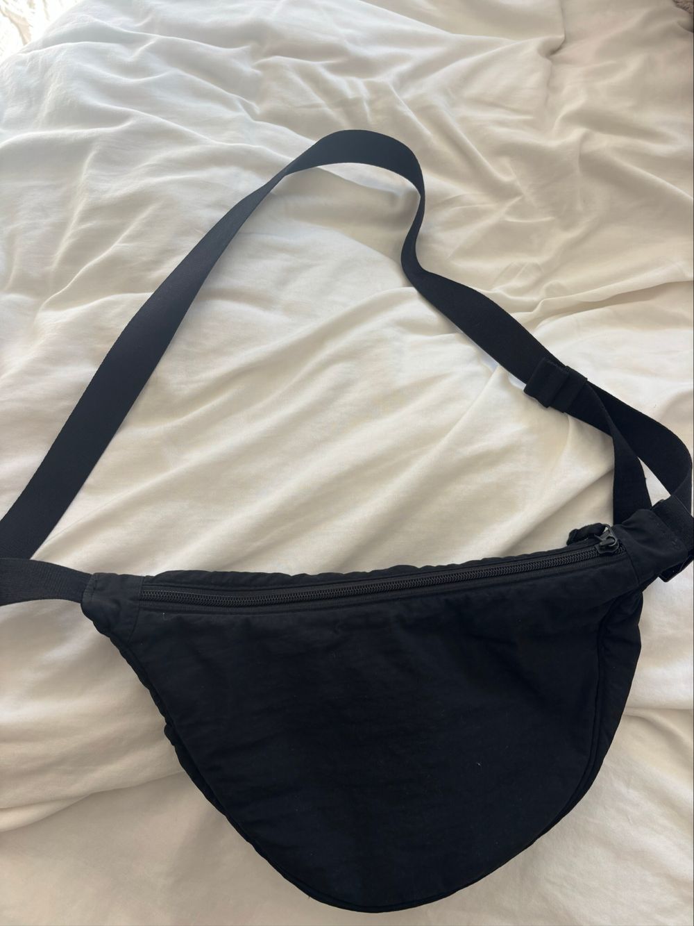 Uniqlo black gross body bag