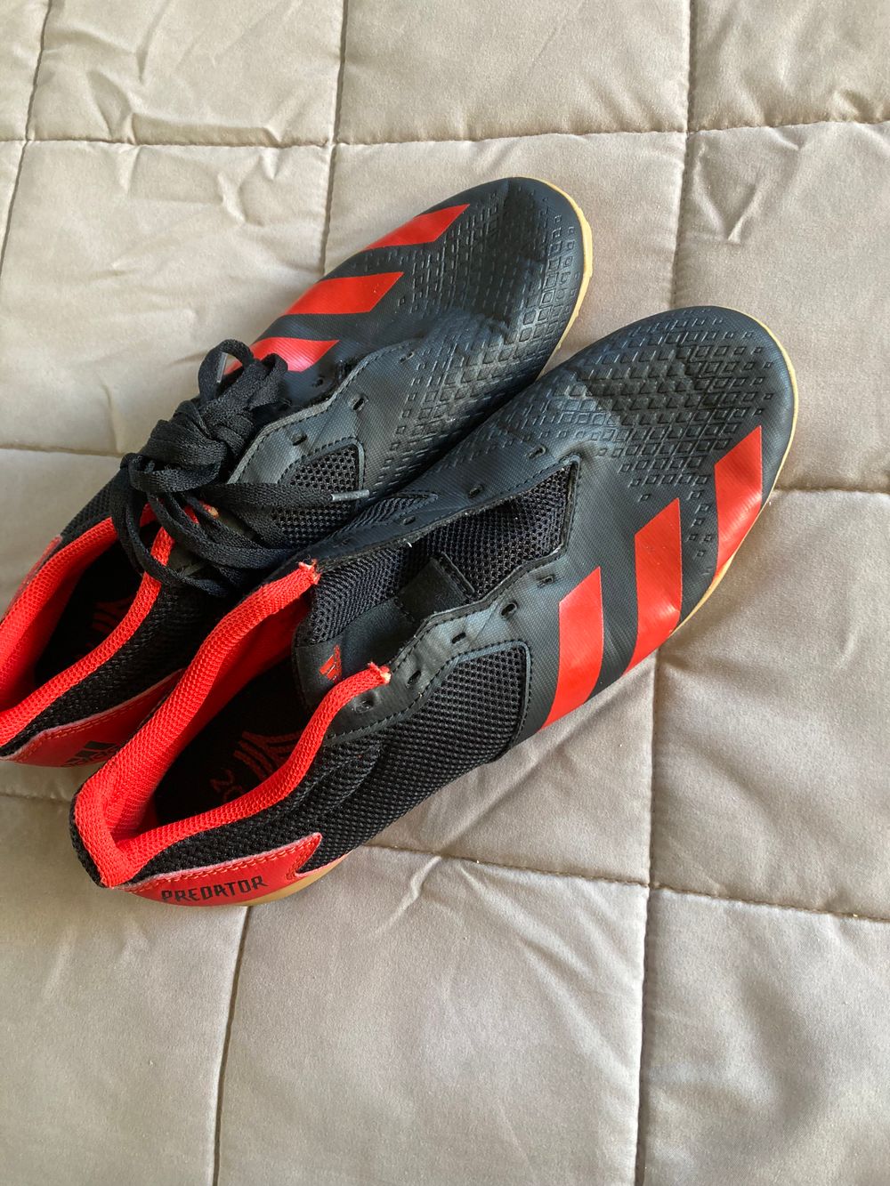 ADIDAS PREDATOR -MENS INDOOR COURT SHOES/NEW - BLACK/RED - SIZE 10.5 (EUR 44.5 )