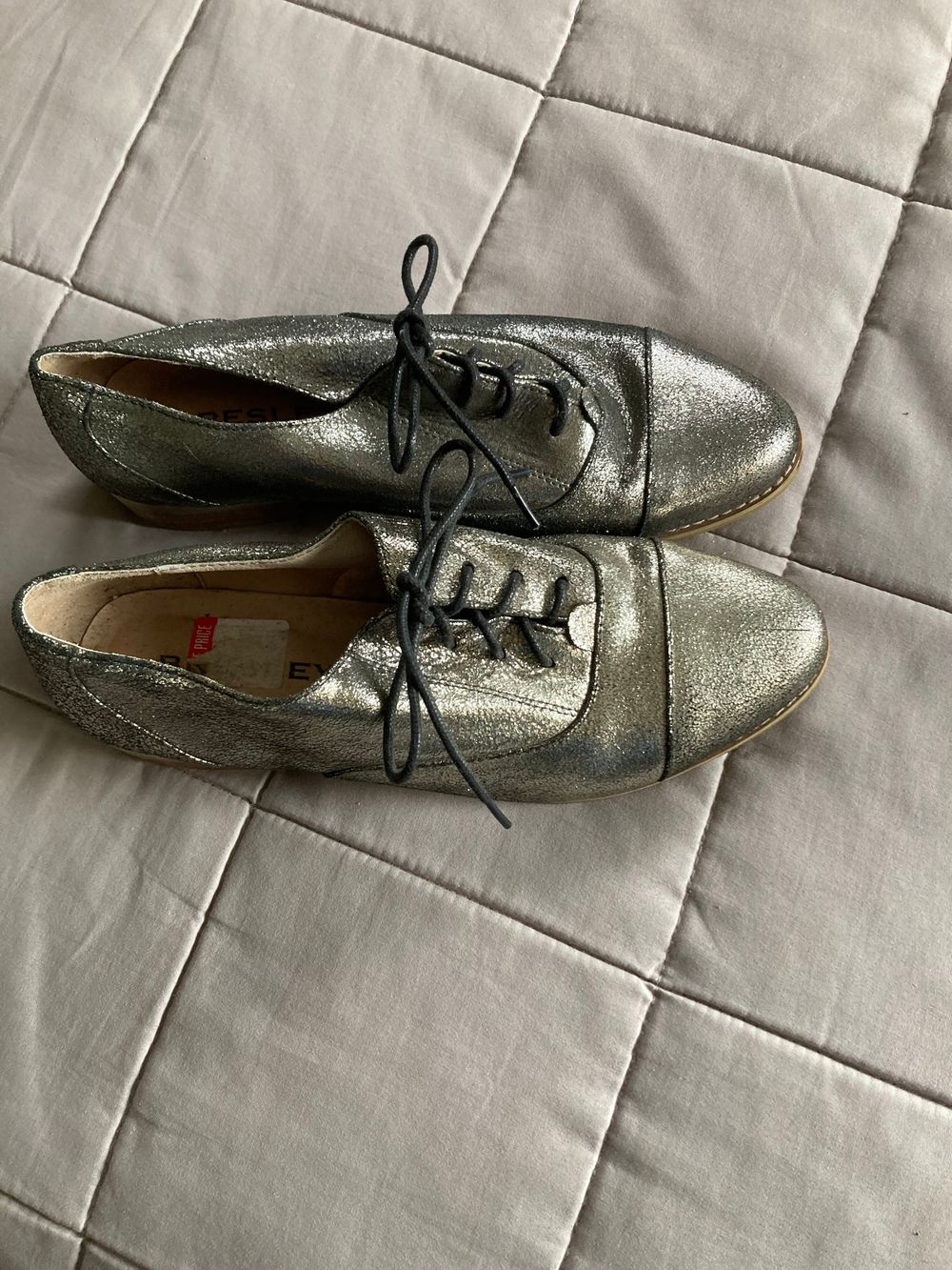 BRESLEY - WOMEN'S FLAT LACE-UP SHOE- SILVER LEATHER - SIZE 37
