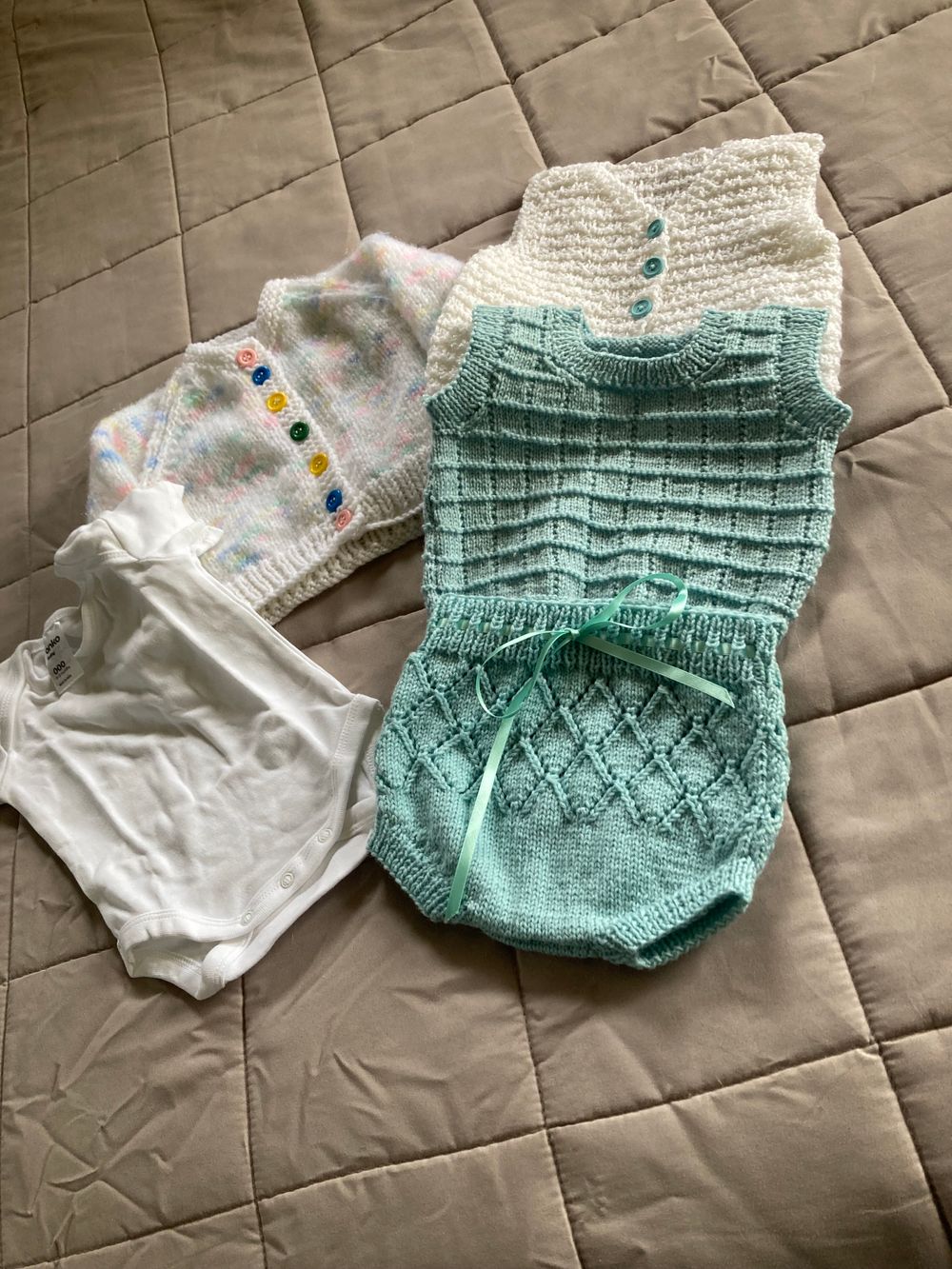 BULK BABY CLOTHING - BRAND NEW HAND KNITTED - 5 ITEMS - 0/3 mo